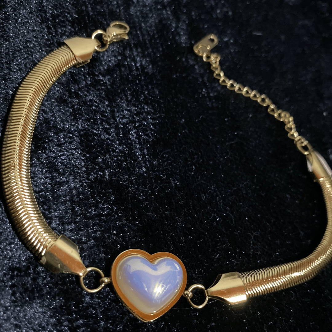 Luna Heart Gold Bileklik – Parlak Kalp Taşlı