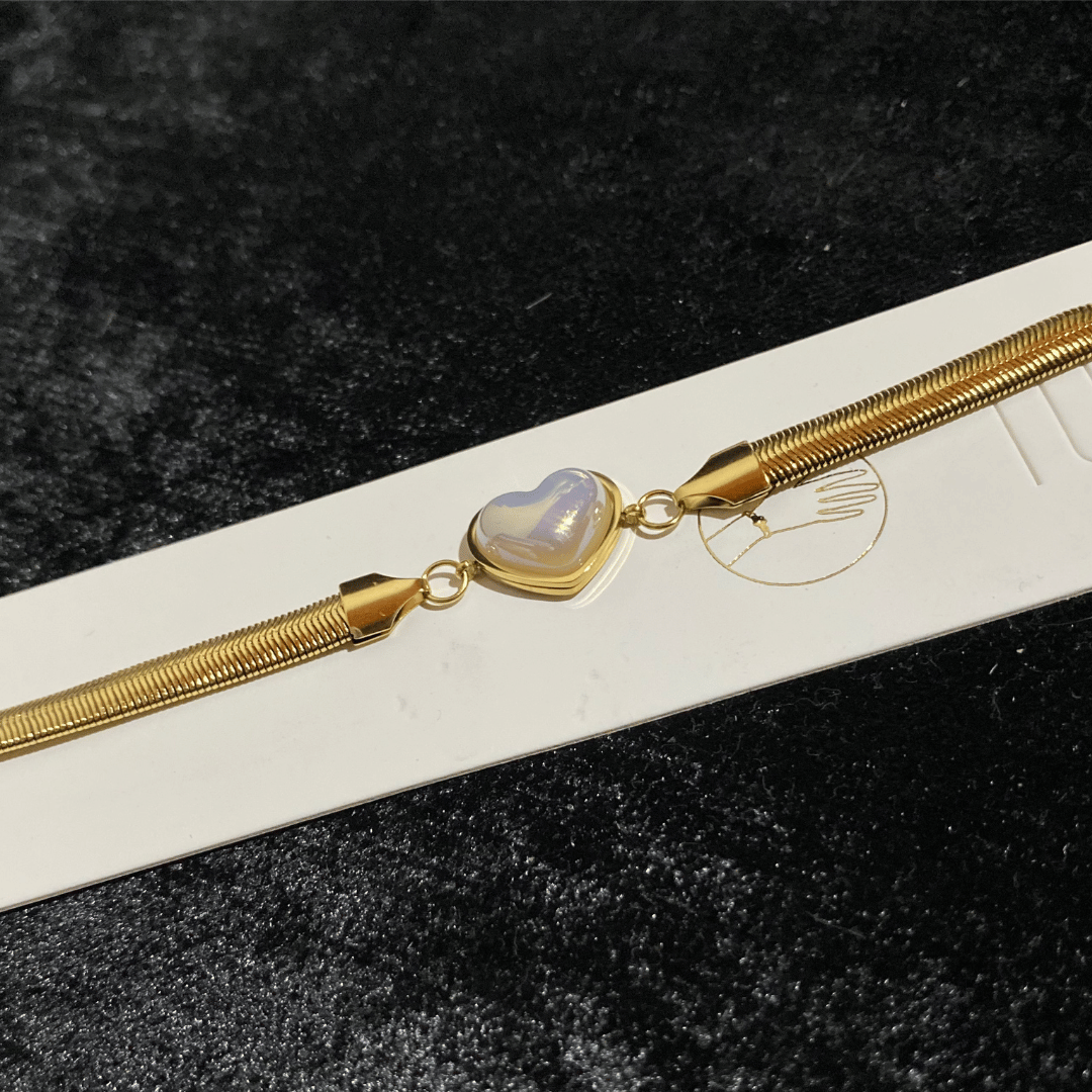 Luna Heart Gold Bileklik – Parlak Kalp Taşlı