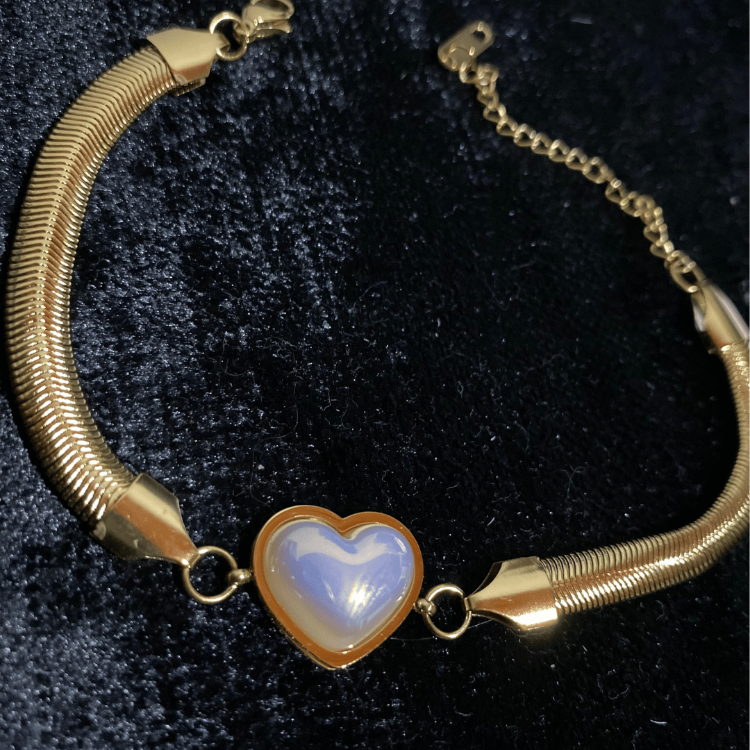 Luna Heart Gold Bileklik – Parlak Kalp Taşlı