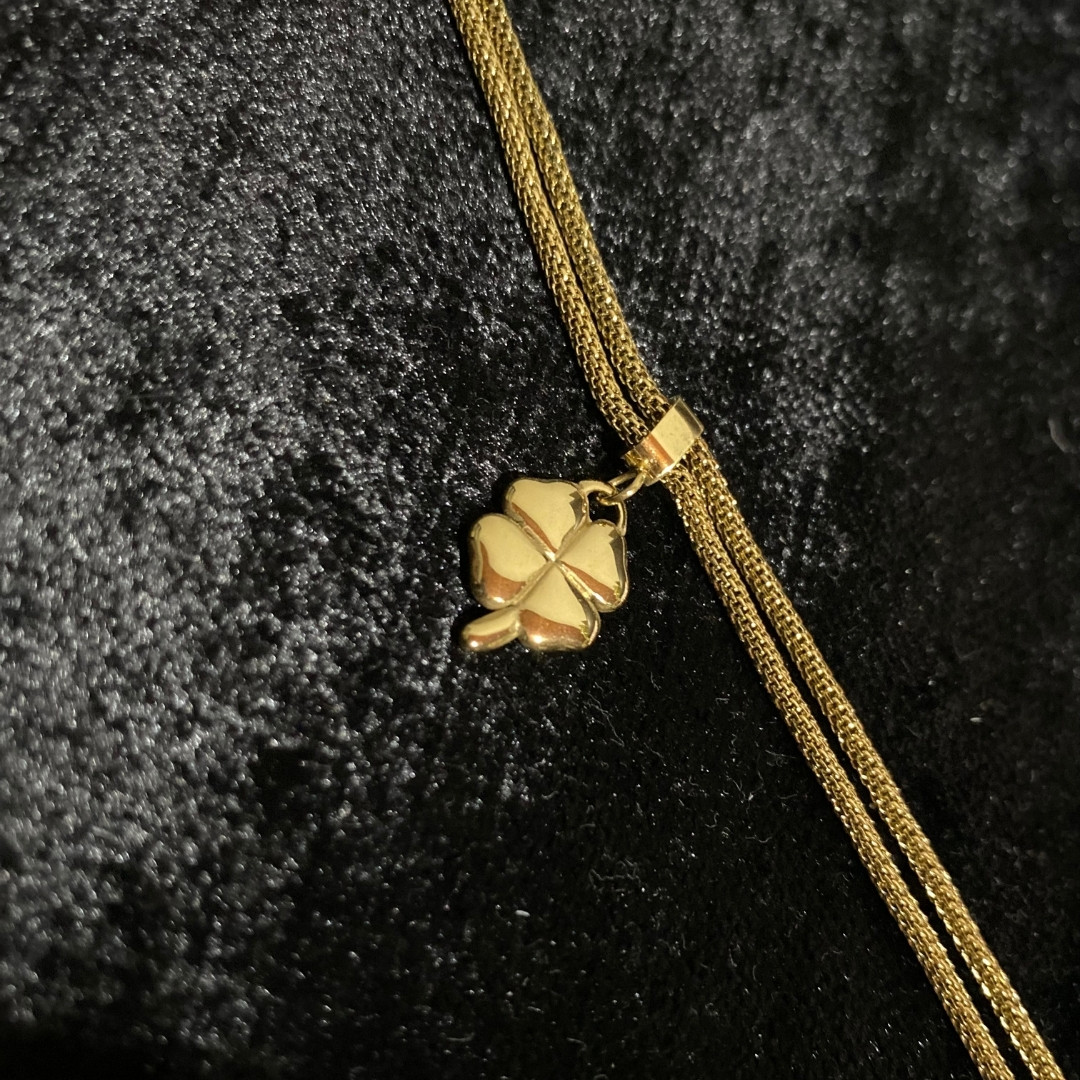 Golden Clover Mesh Bileklik – Çoklu Zincir Şans Modeli