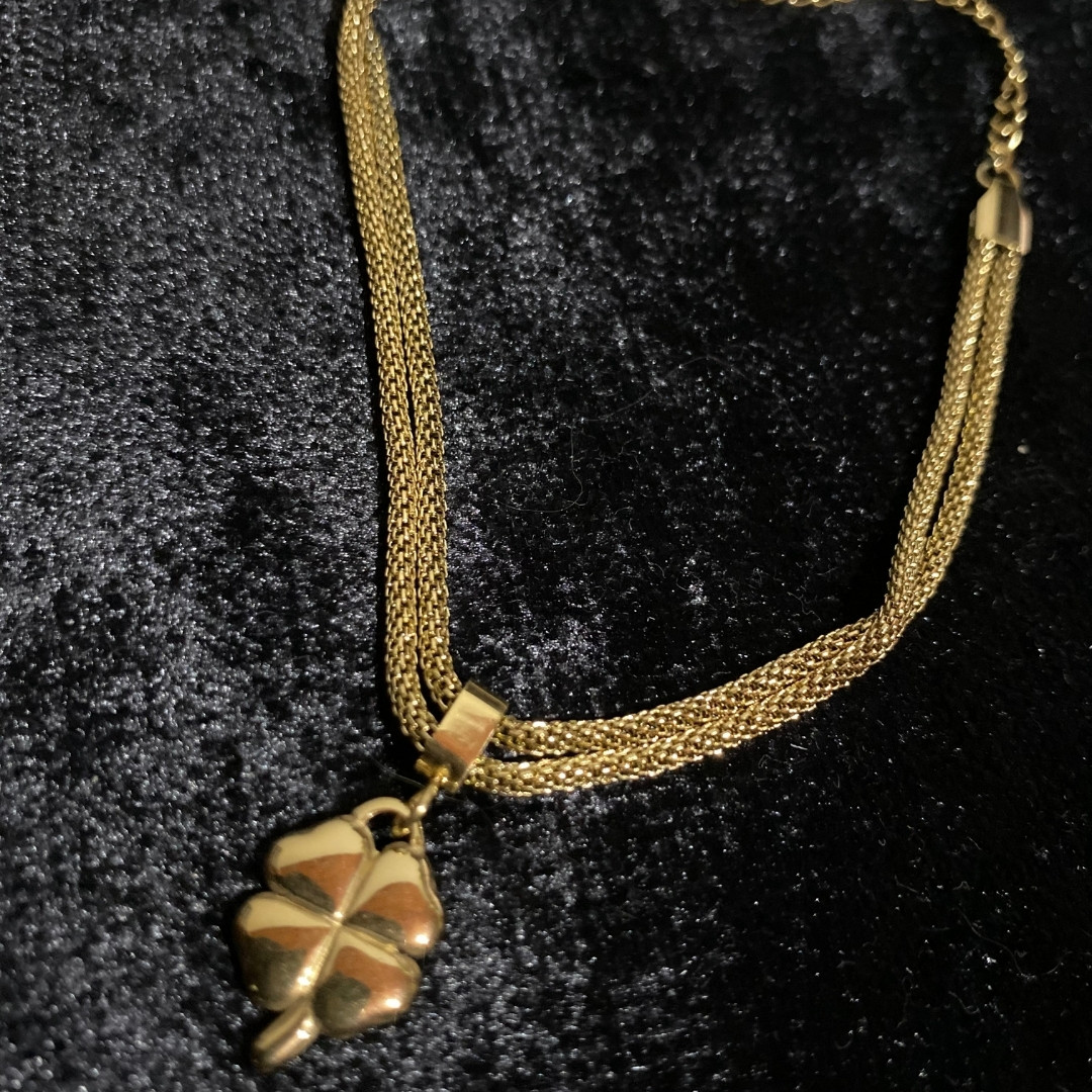 Golden Clover Mesh Bileklik – Çoklu Zincir Şans Modeli