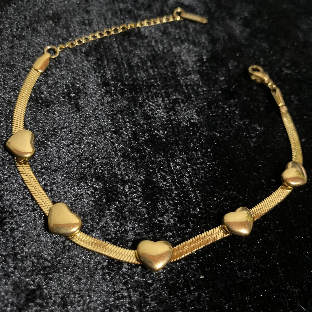 Altın Renk Kalpli Zincir Bileklik – Şık ve Minimal Tasarım