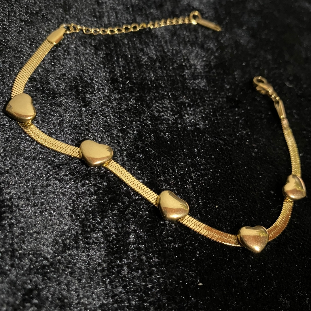 Altın Renk Kalpli Zincir Bileklik – Şık ve Minimal Tasarım