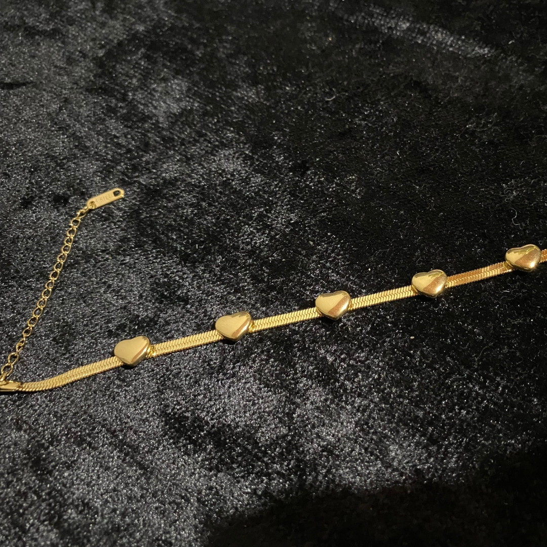 Altın Renk Kalpli Zincir Bileklik – Şık ve Minimal Tasarım