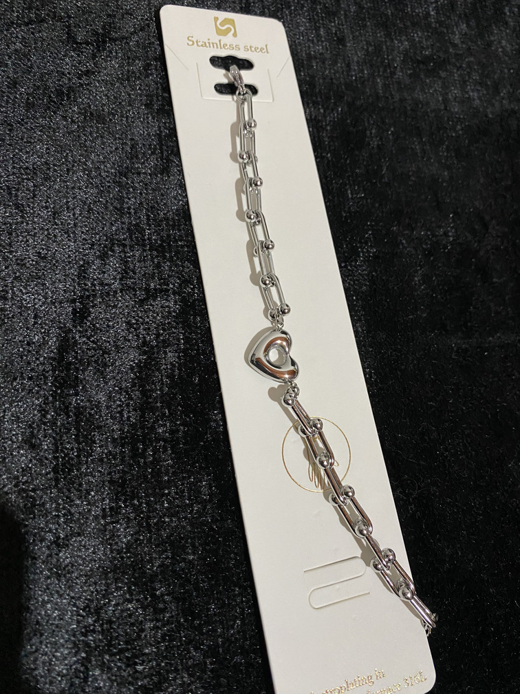 Zincir Detaylı Paslanmaz Çelik Kalp Figürlü Kadın Bileklik – Gümüş Renk