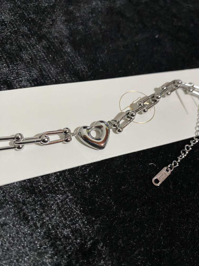 Zincir Detaylı Paslanmaz Çelik Kalp Figürlü Kadın Bileklik – Gümüş Renk