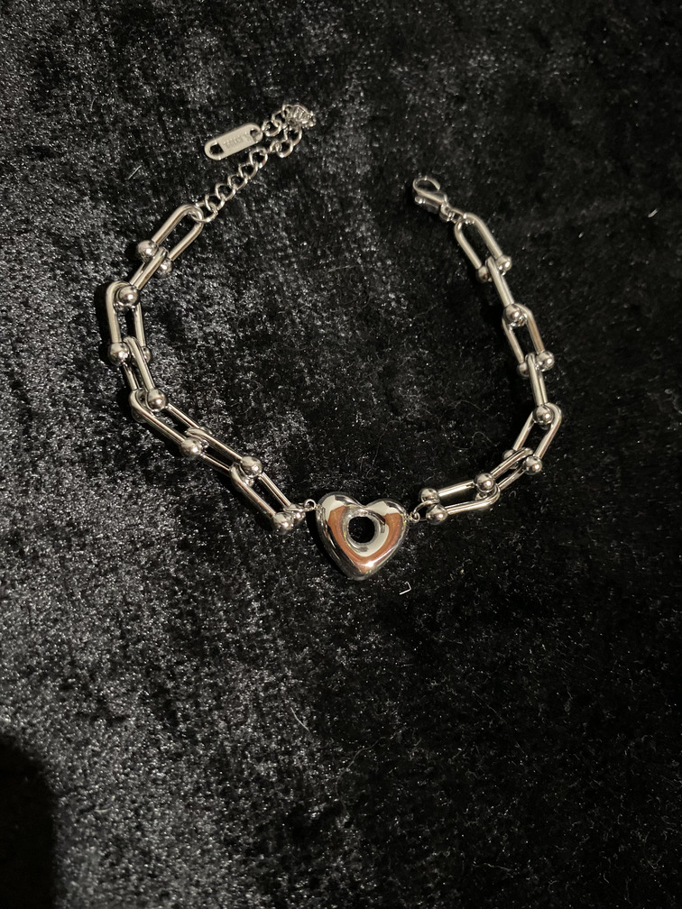 Zincir Detaylı Paslanmaz Çelik Kalp Figürlü Kadın Bileklik – Gümüş Renk