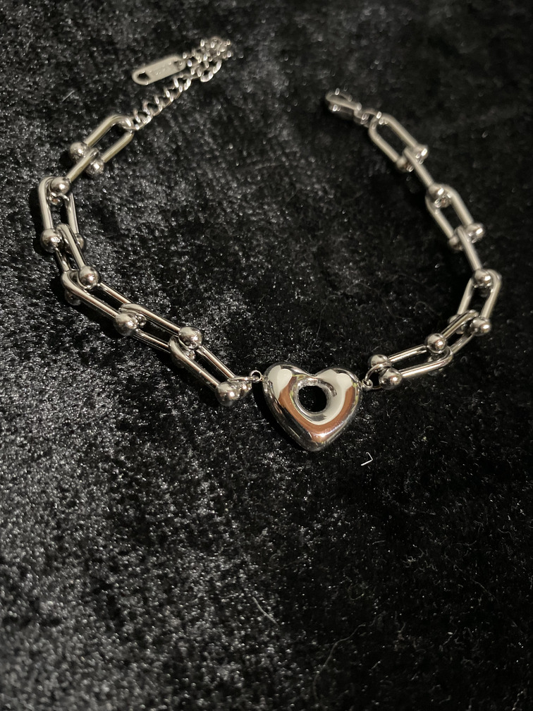 Zincir Detaylı Paslanmaz Çelik Kalp Figürlü Kadın Bileklik – Gümüş Renk
