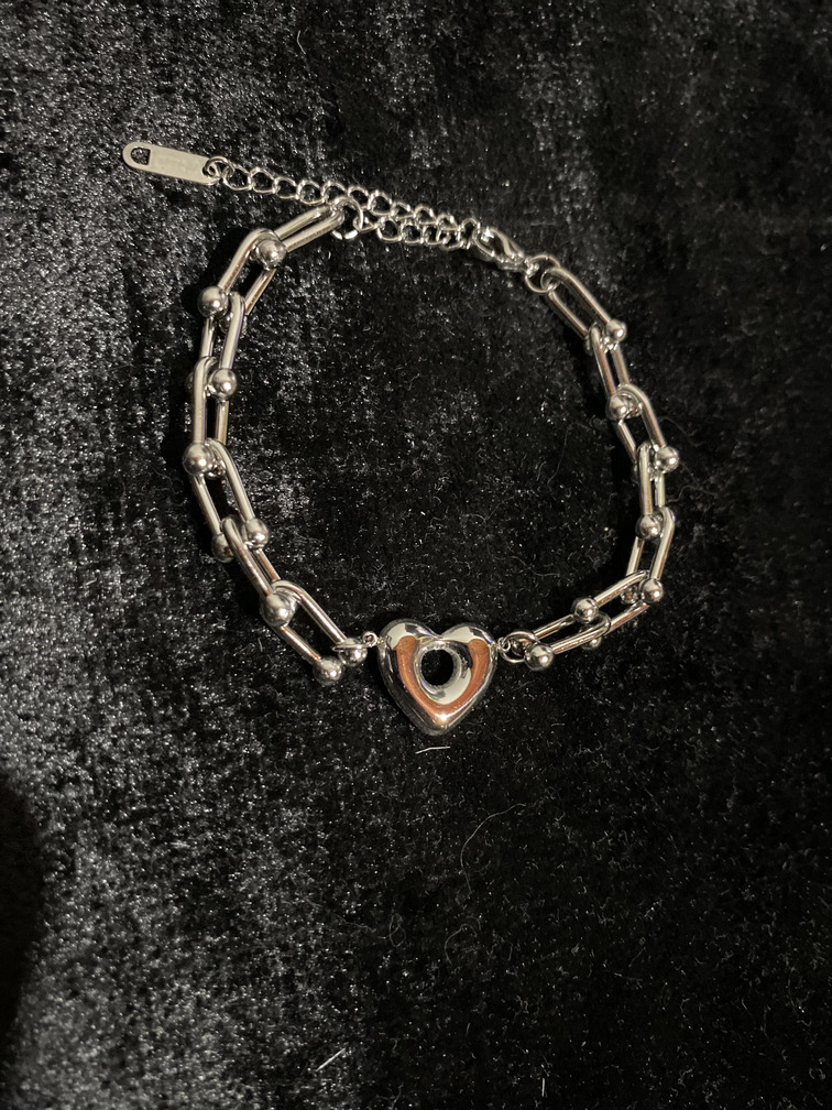 Zincir Detaylı Paslanmaz Çelik Kalp Figürlü Kadın Bileklik – Gümüş Renk