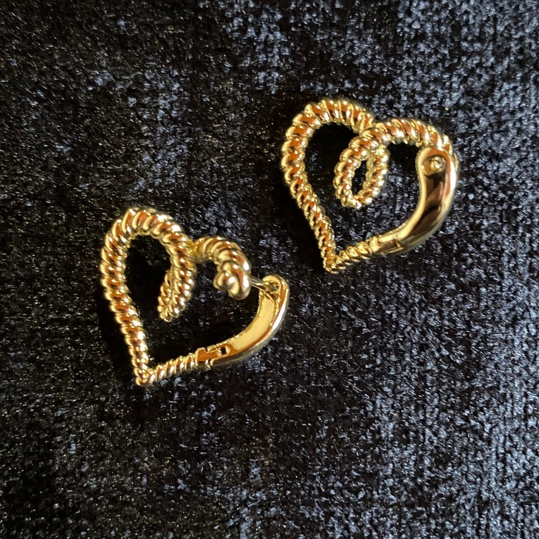 Burgu Desenli İkonik Kalp Formunda Altın Rengi Klipsli Küpe