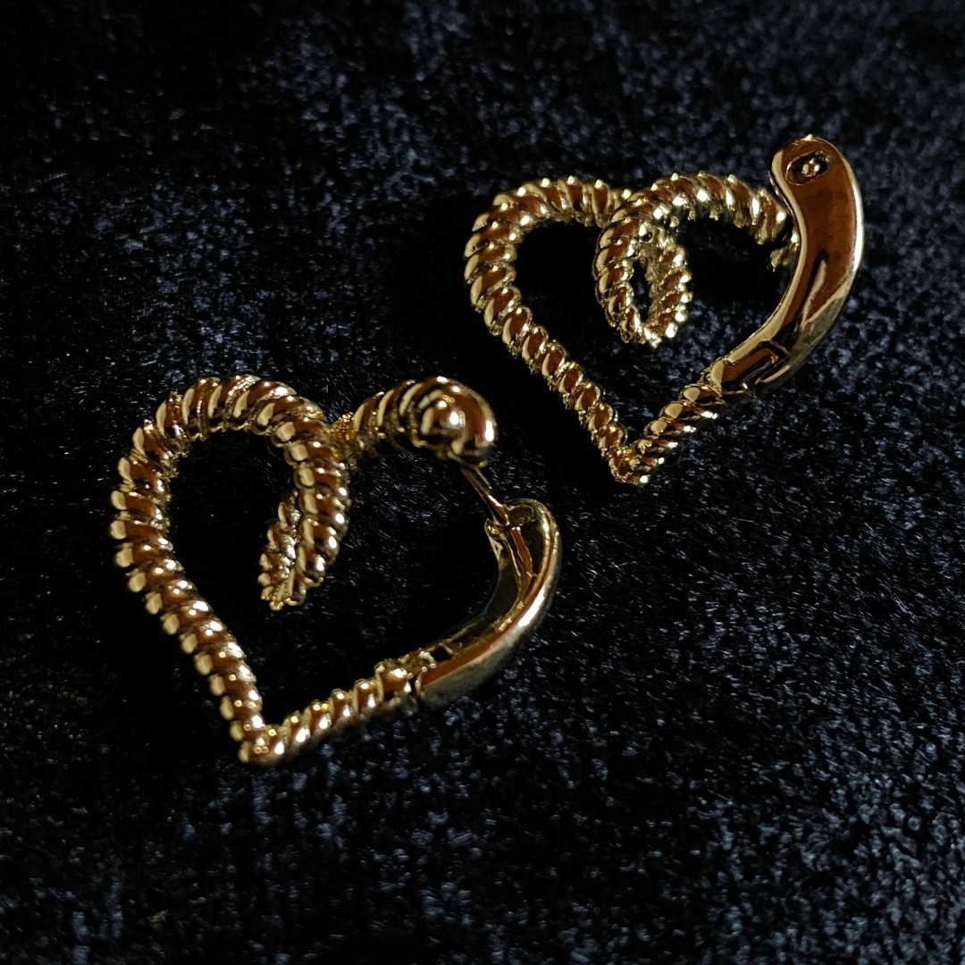 Burgu Desenli İkonik Kalp Formunda Altın Rengi Klipsli Küpe