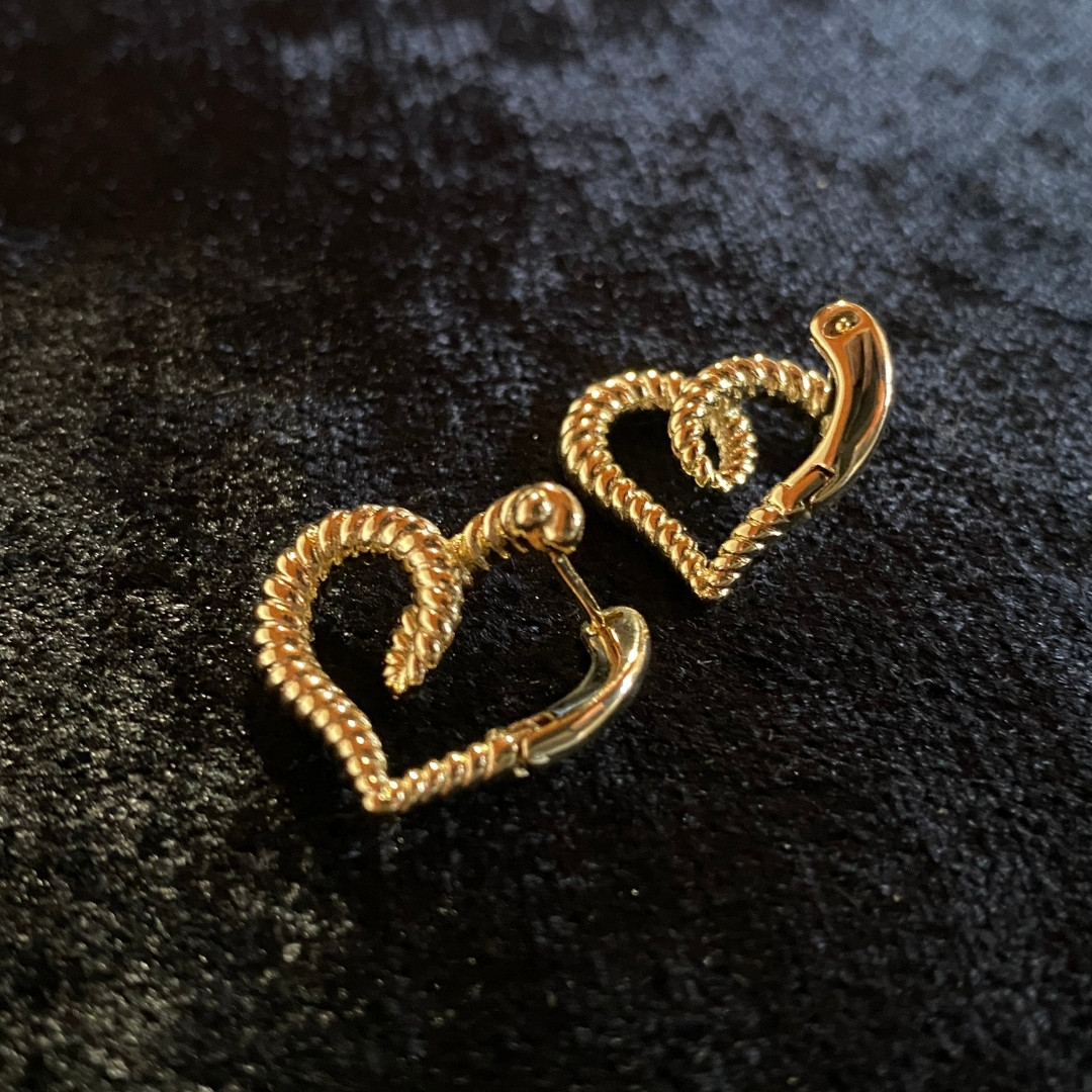 Burgu Desenli İkonik Kalp Formunda Altın Rengi Klipsli Küpe