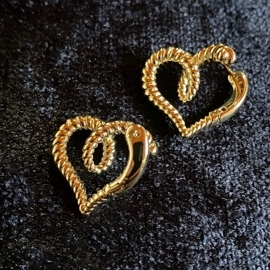 Burgu Desenli İkonik Kalp Formunda Altın Rengi Klipsli Küpe