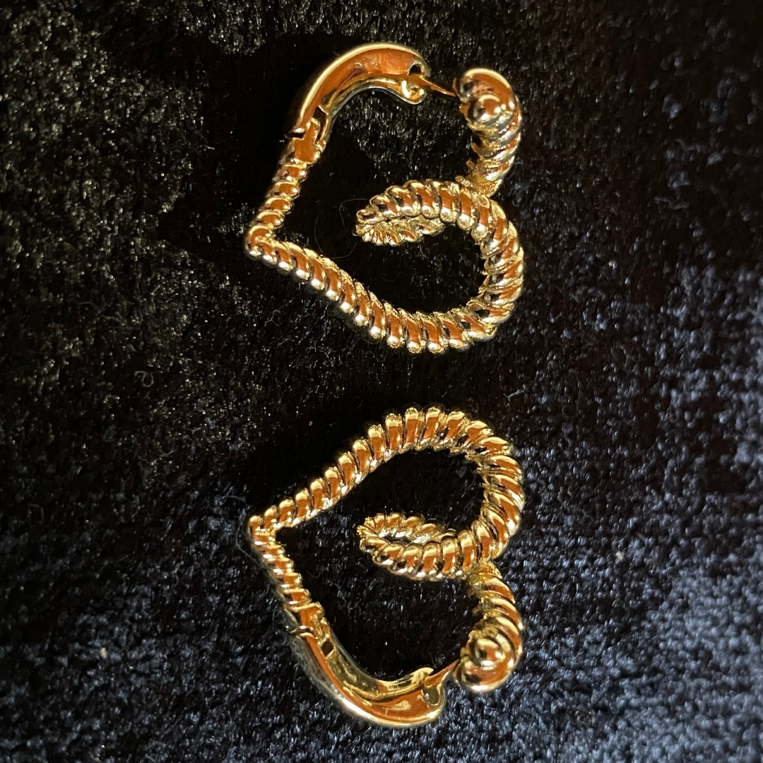 Burgu Desenli İkonik Kalp Formunda Altın Rengi Klipsli Küpe