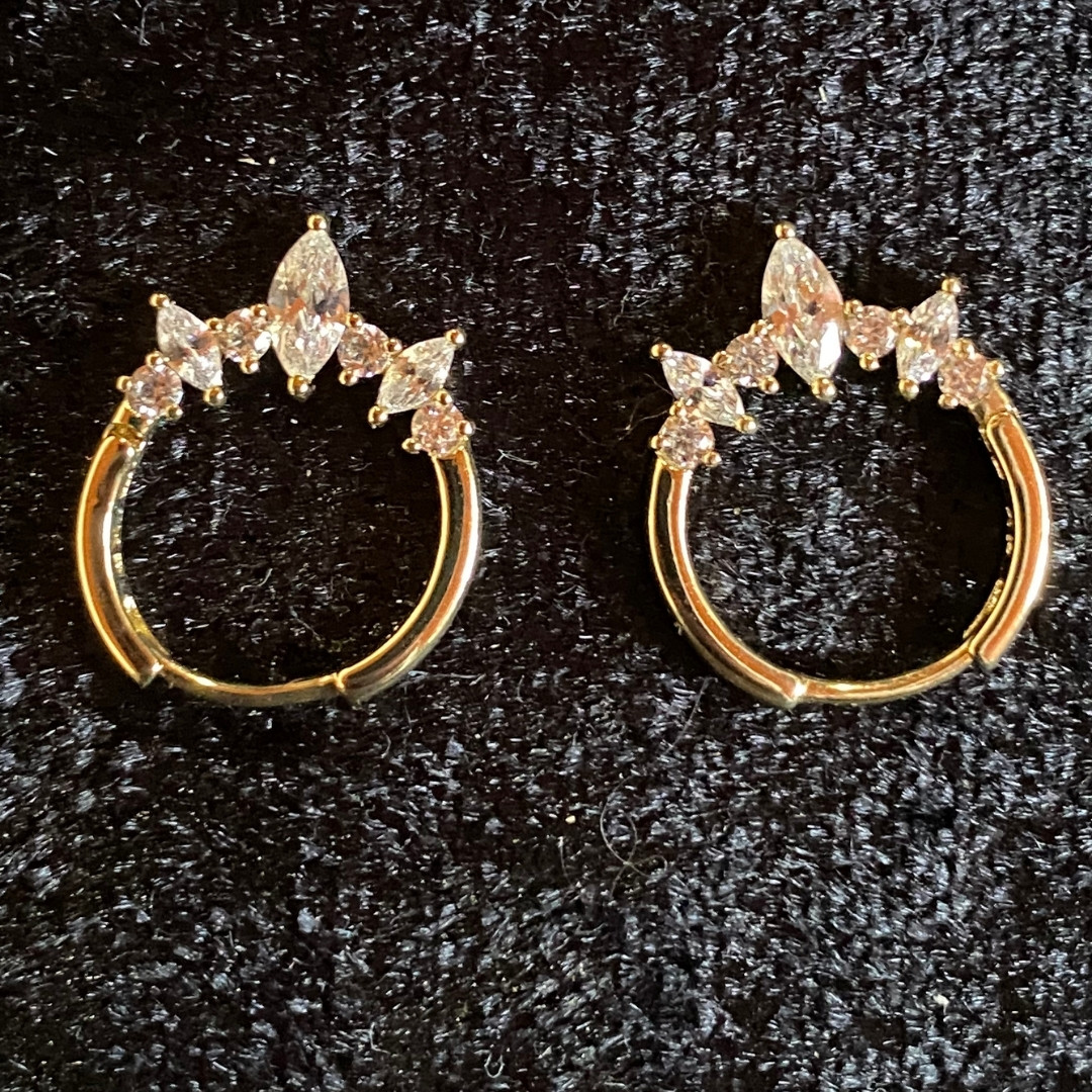 Markiz Taşlı Taç Detaylı Mini Halka Küpe Altın Rengi