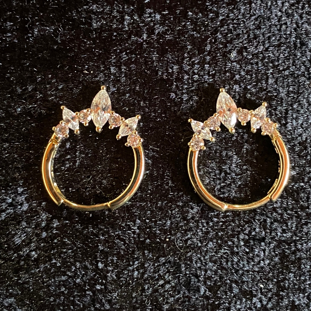 Markiz Taşlı Taç Detaylı Mini Halka Küpe Altın Rengi