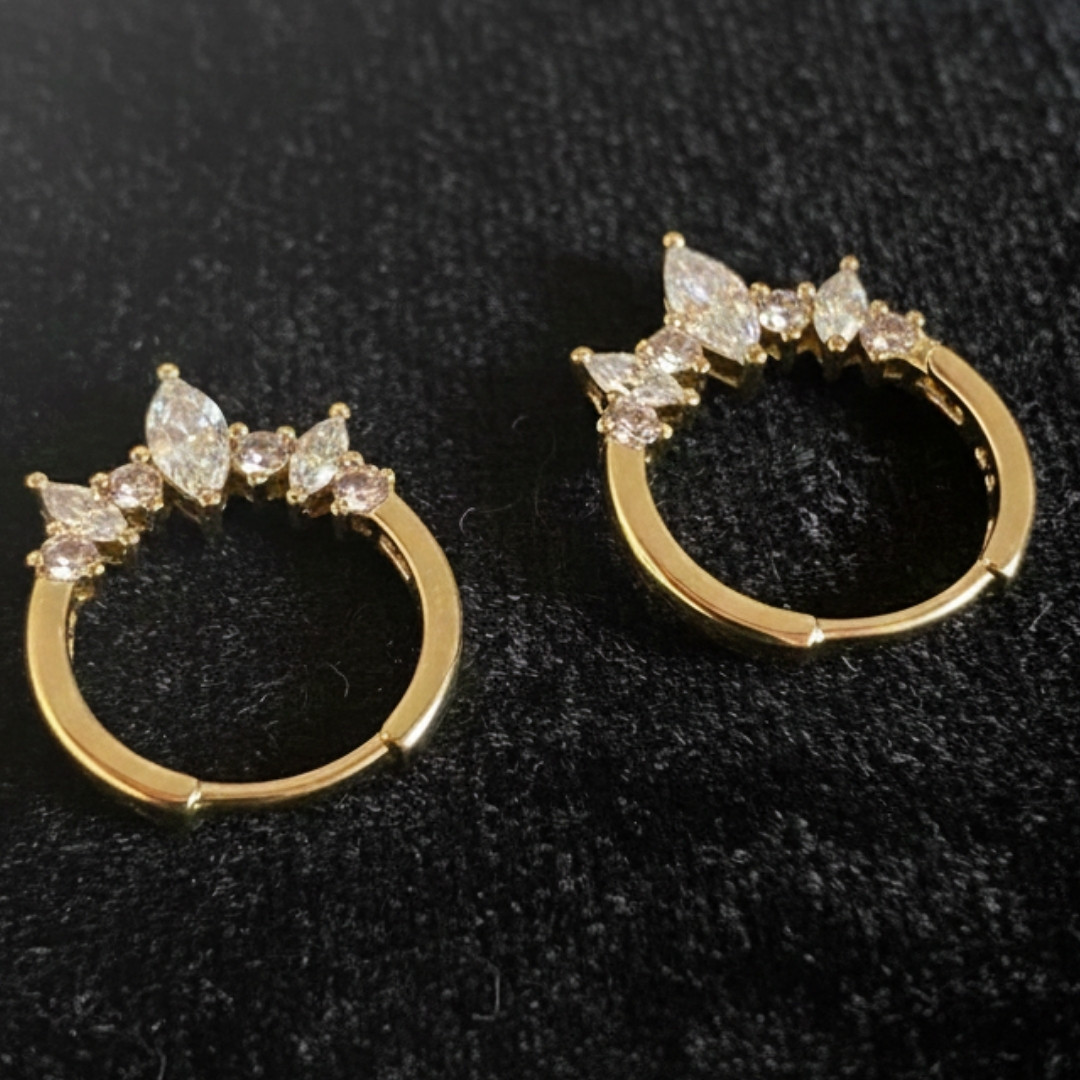 Markiz Taşlı Taç Detaylı Mini Halka Küpe Altın Rengi