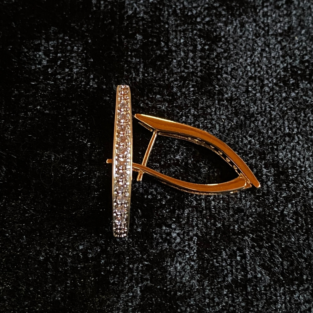 Modern V Çizgili Klipsli Zirkon Taşlı Altın Rengi Küpe