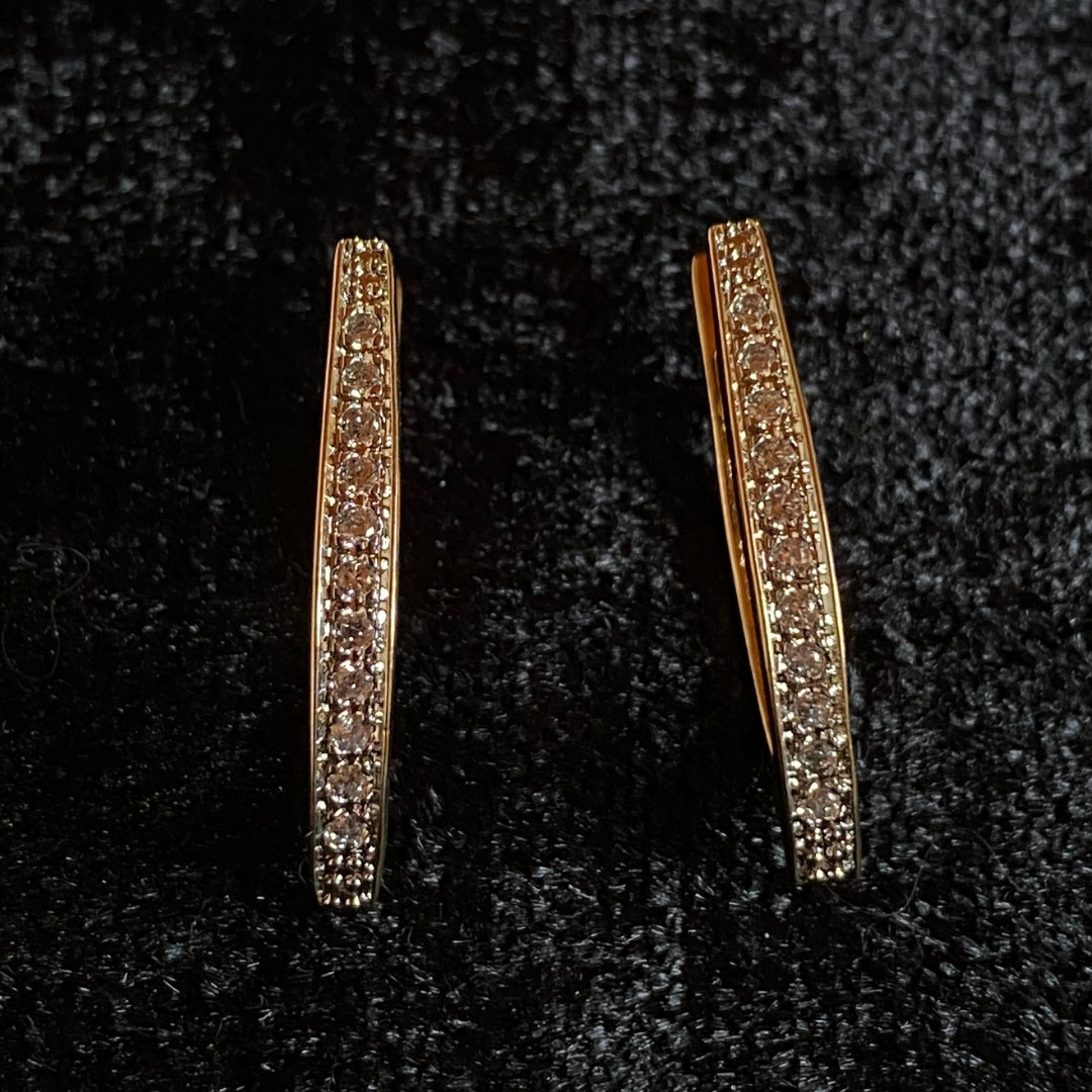 Modern V Çizgili Klipsli Zirkon Taşlı Altın Rengi Küpe