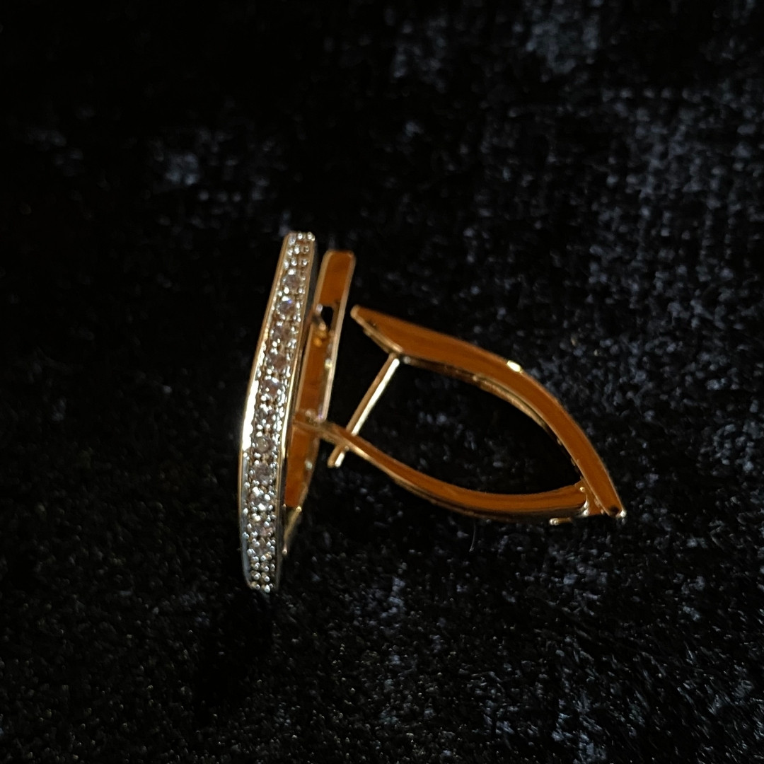 Modern V Çizgili Klipsli Zirkon Taşlı Altın Rengi Küpe