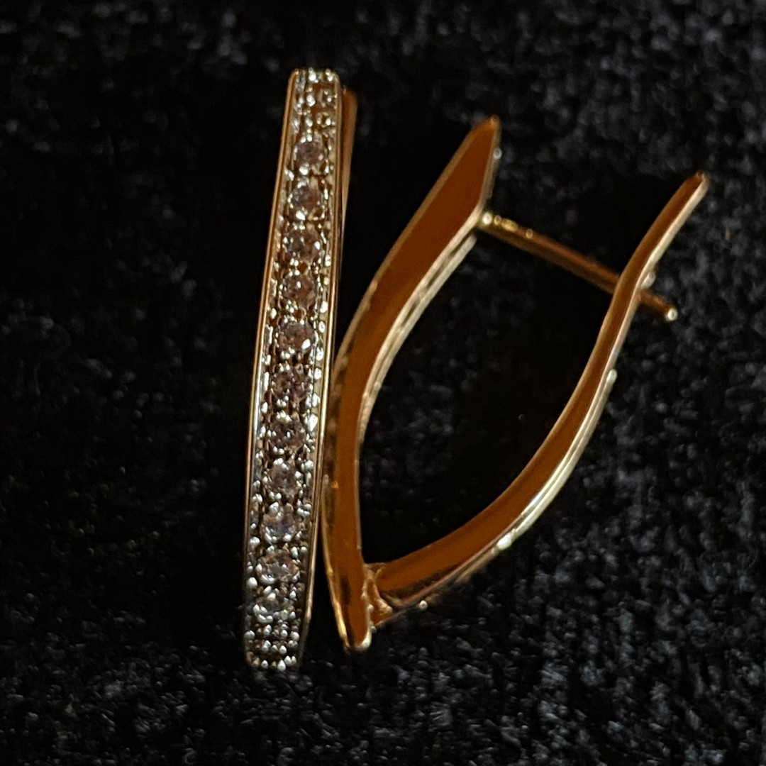 Modern V Çizgili Klipsli Zirkon Taşlı Altın Rengi Küpe