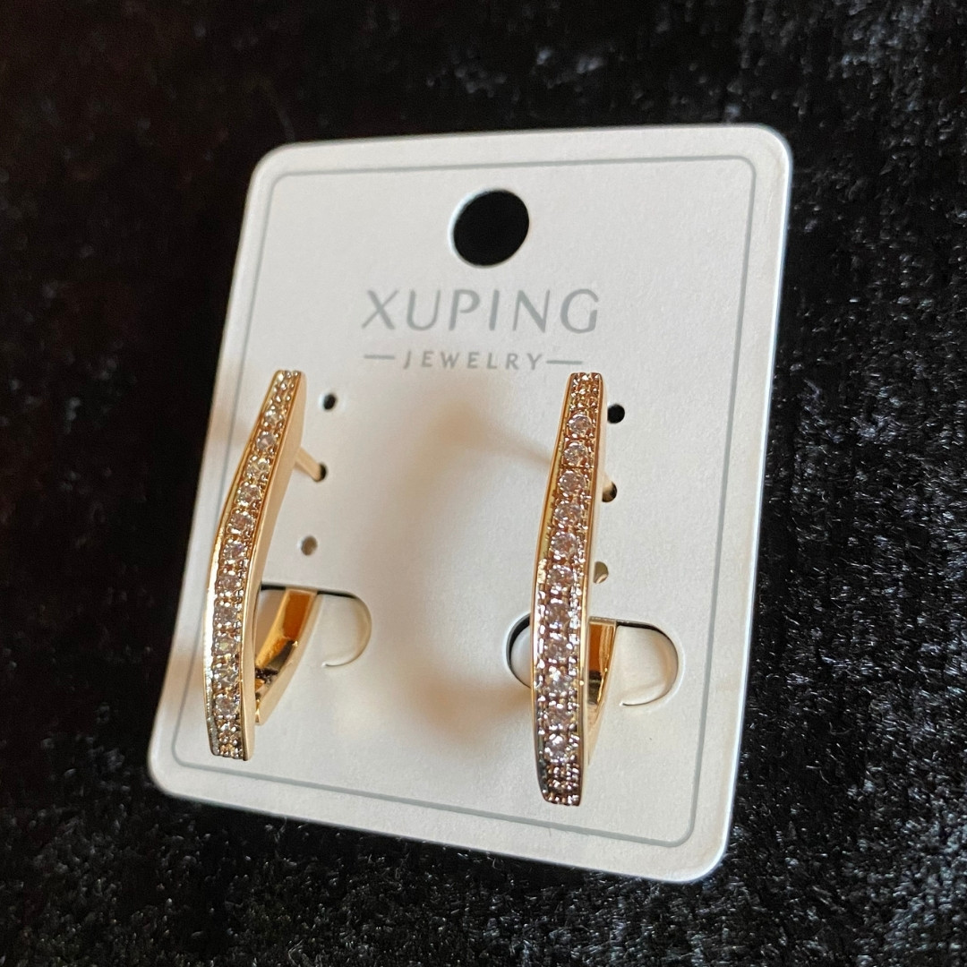 Modern V Çizgili Klipsli Zirkon Taşlı Altın Rengi Küpe