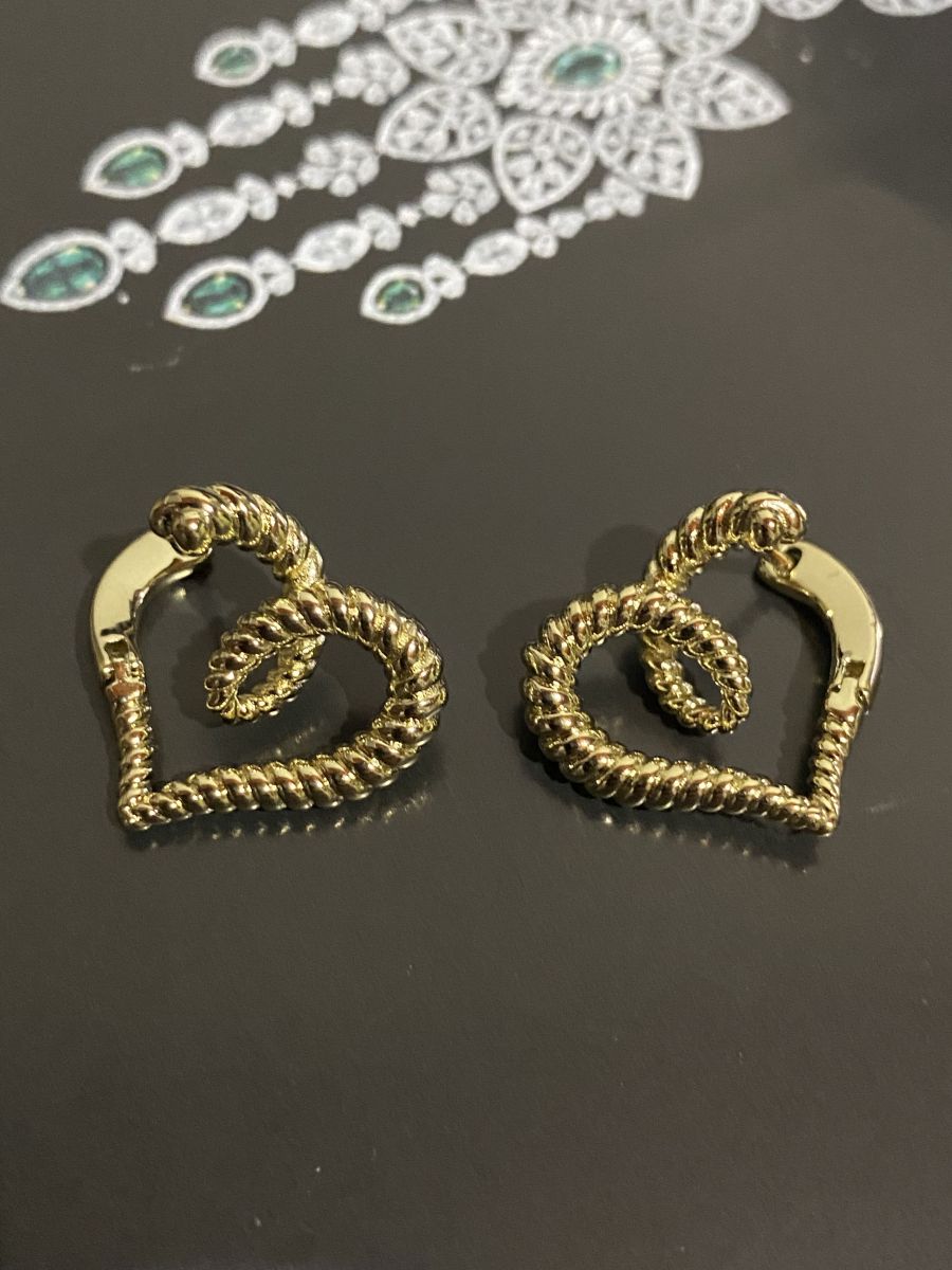 Altın Renk Kalp Formlu Burgu Model Çelik Küpe