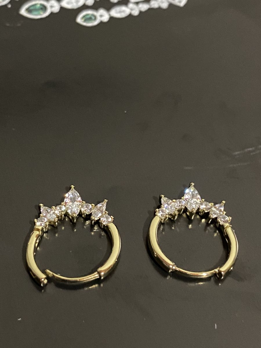 Altın Renk Taş Detaylı Halka Model Çelik Küpe