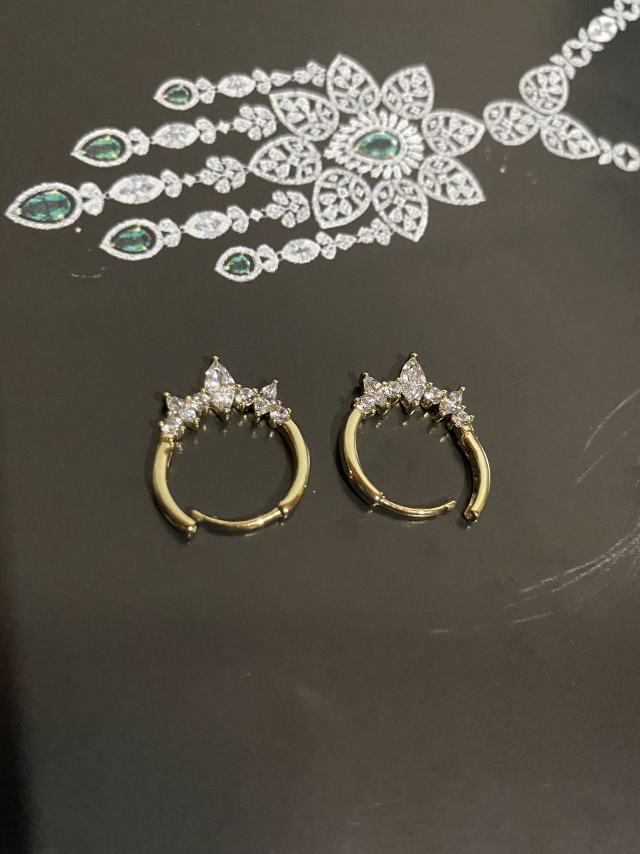 Altın Renk Taş Detaylı Halka Model Çelik Küpe