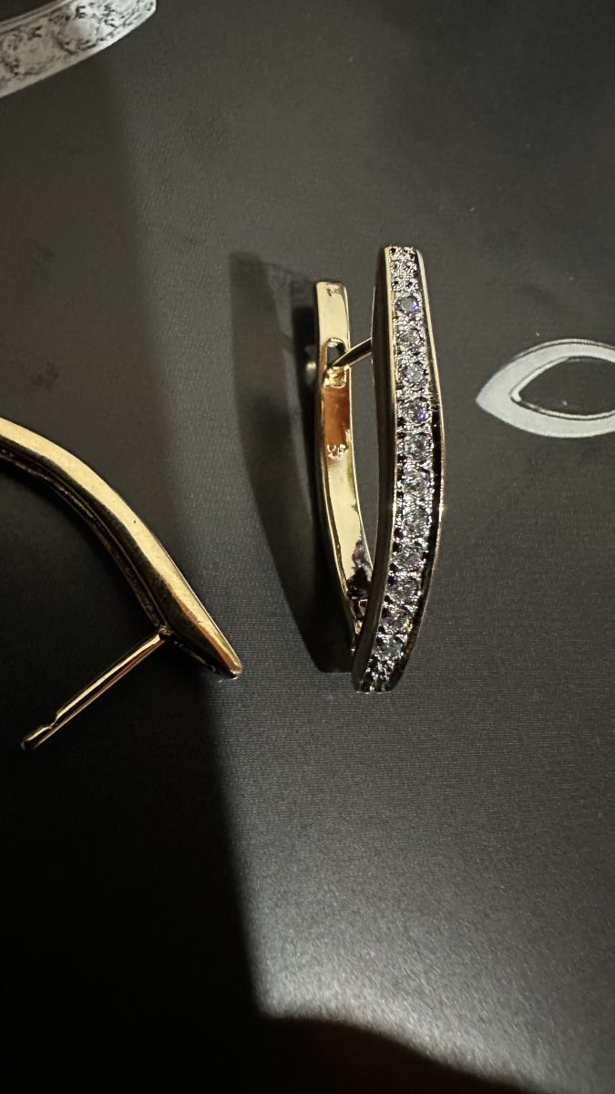 Altın Renk Zirkon Taşlı Kavis Formlu Çelik Küpe