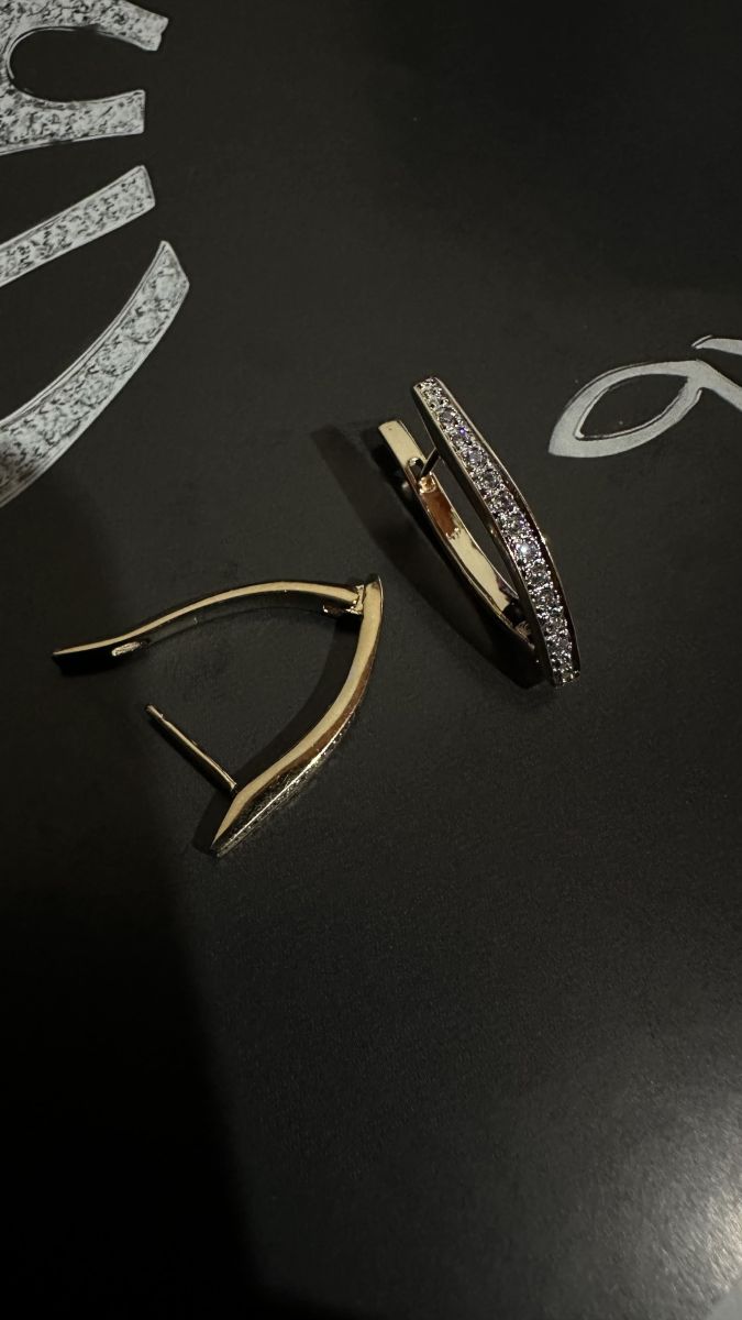 Altın Renk Zirkon Taşlı Kavis Formlu Çelik Küpe