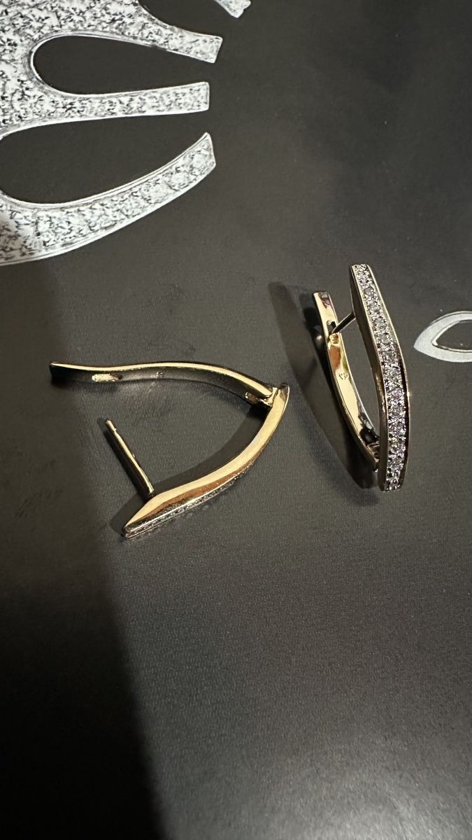 Altın Renk Zirkon Taşlı Kavis Formlu Çelik Küpe