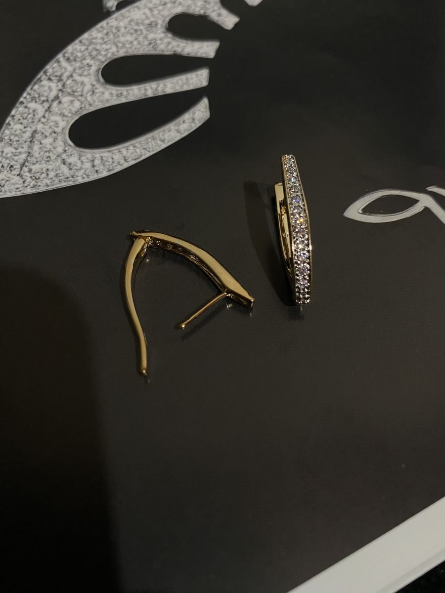 Altın Renk Zirkon Taşlı Kavis Formlu Çelik Küpe