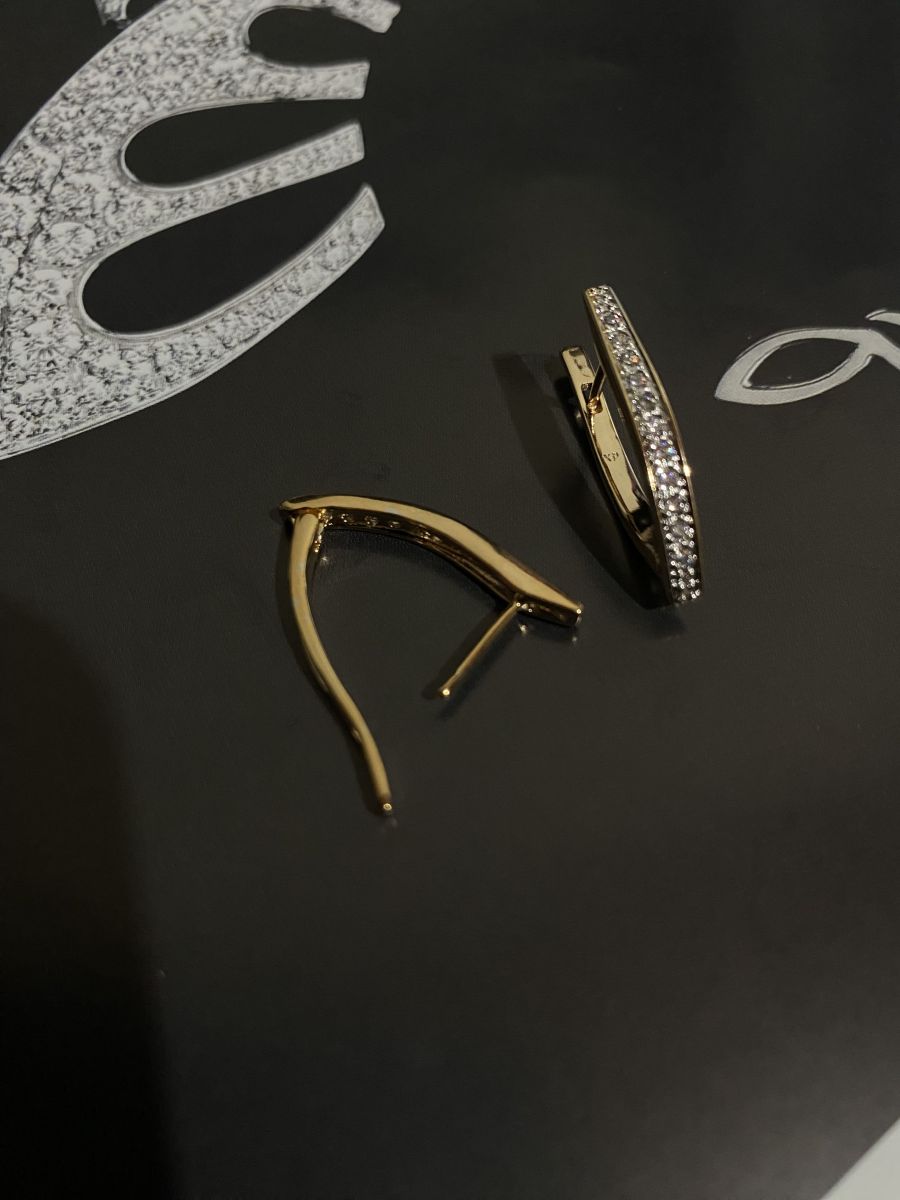 Altın Renk Zirkon Taşlı Kavis Formlu Çelik Küpe