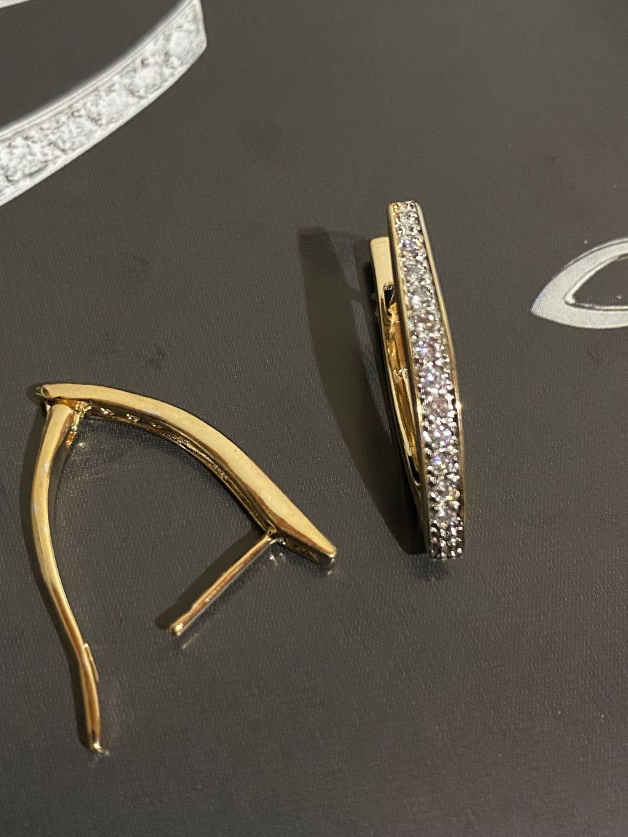 Altın Renk Zirkon Taşlı Kavis Formlu Çelik Küpe